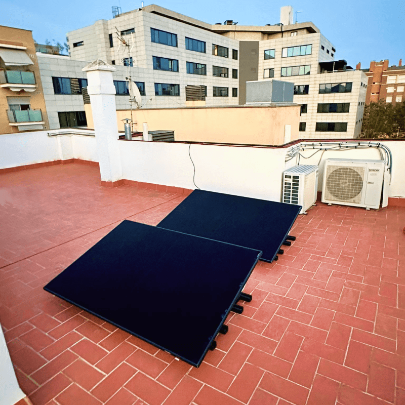 olar panels mounted on a flat roof structure – Paneles solares instalados en una estructura de techo plano