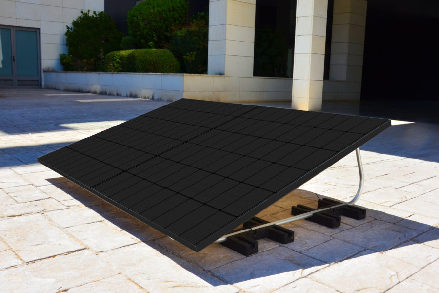 olar panels mounted on a flat roof structure – Paneles solares instalados en una estructura de techo plano