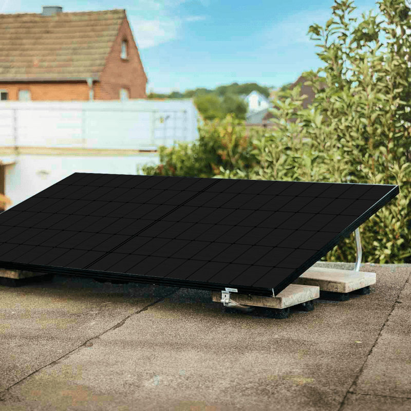 olar panels mounted on a flat roof structure – Paneles solares instalados en una estructura de techo plano